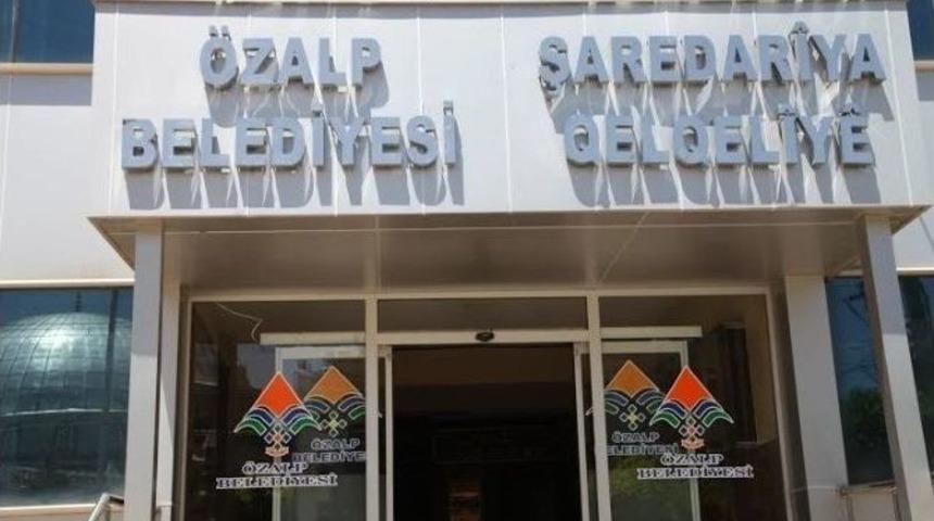 &Ouml;zalp Belediye Binasına K&uuml;rt&ccedil;e Tabela Da Asıldı
