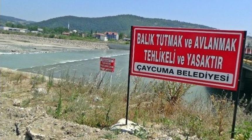 (&ouml;zel Haber) Filyos Irmağında Uyarı Tabelası Olmasına Rağmen Balık Avlıyorlar