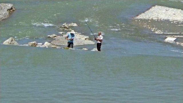 (özel Haber) Filyos Irmağında Uyarı Tabelası Olmasına Rağmen Balık Avlıyorlar