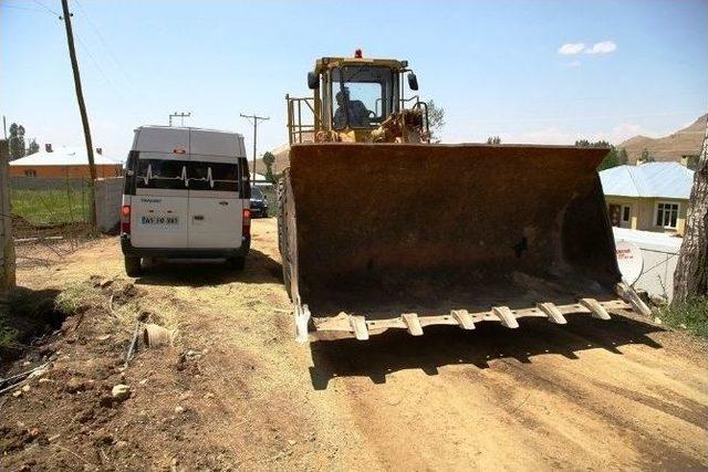 İpekyolu Belediyesi’nden Yol Yapım Çalışması