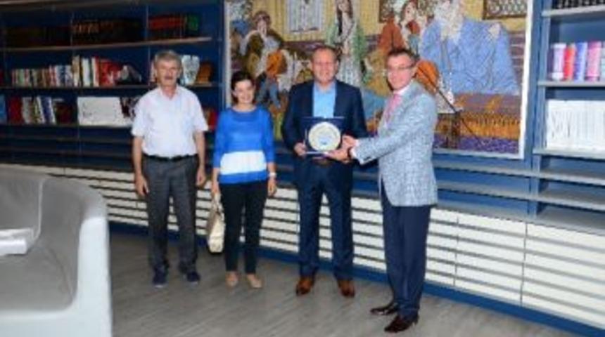 Plaket Takdim Ettiler