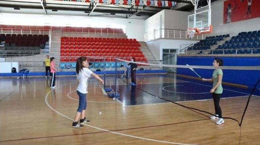 Badminton Temeli &Ccedil;ocuklara &Ouml;ğretiliyor