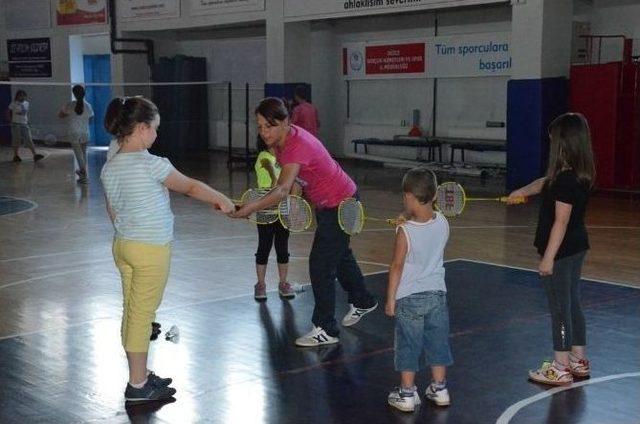 Badminton Temeli Çocuklara Öğretiliyor