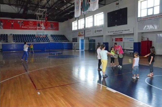 Badminton Temeli Çocuklara Öğretiliyor