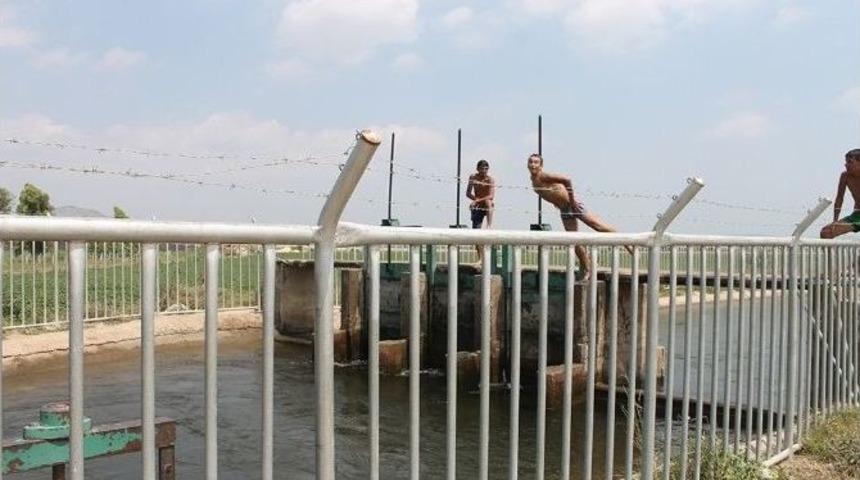 Korkuluklar Bile Onları Engellemedi