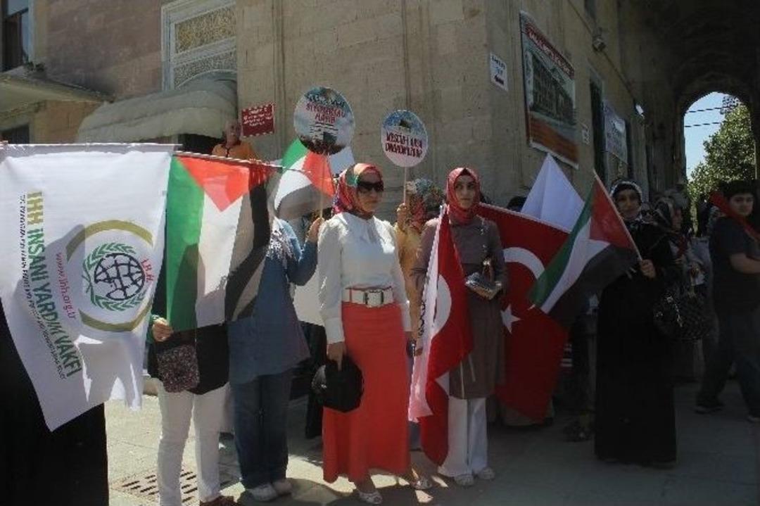 İhh &Uuml;yeleri Cami Avlusunda İsrail&rsquo;e Tepki G&ouml;sterdi