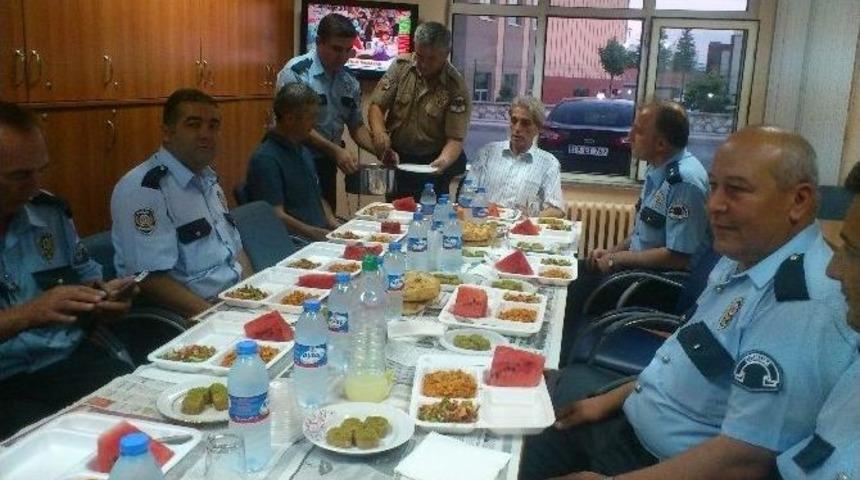 Emniyet M&uuml;d&uuml;r&uuml; Tarancı, Polislerle İftar Yaptı