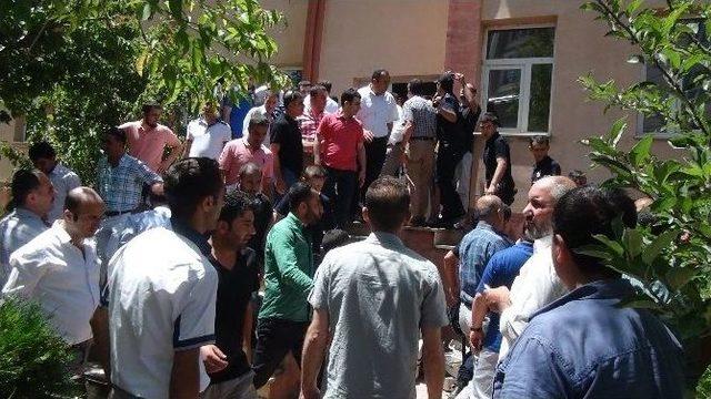 Tatvan Belediyesi, Kendisine Ait Avm'nin Elektriğini Kesen Şirketin Binasını Mühürledi