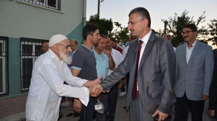 Vali Bektaş, İftar Yemeklerinde Vatandaşların Sorunlarını Dinliyor