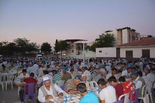 Vali Bektaş, İftar Yemeklerinde Vatandaşların Sorunlarını Dinliyor