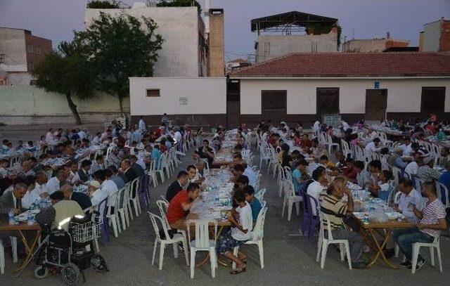 Vali Bektaş, İftar Yemeklerinde Vatandaşların Sorunlarını Dinliyor