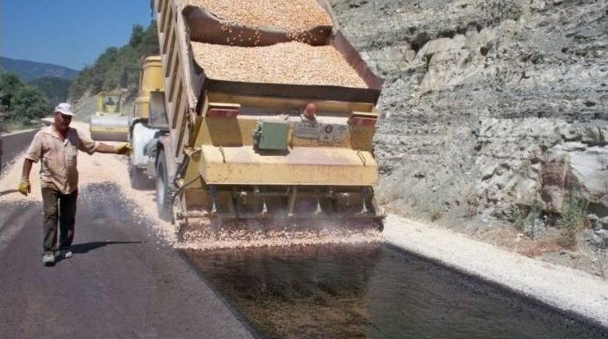 Osmaneli'de K&ouml;y Yolu Asfalt &Ccedil;alışmaları