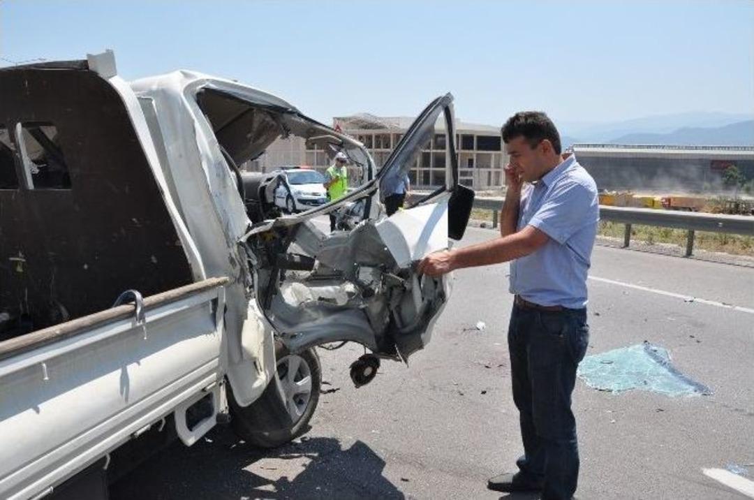 Kamyonet İle Trakt&ouml;r &Ccedil;arpıştı: 1 &Ouml;l&uuml;, 3 Yaralı