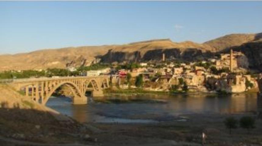 Amca &Ccedil;ocukları Hasankeyf K&ouml;pr&uuml;s&uuml;'nden Atladılar