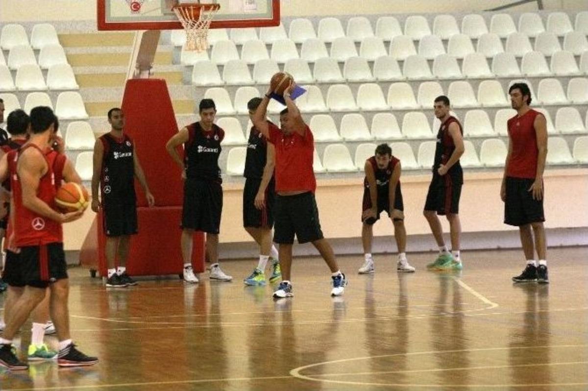 "12 Dev Adam" D&uuml;nya Kupası Hazırlıklarına &Ccedil;eşme&rsquo;de Başladı
