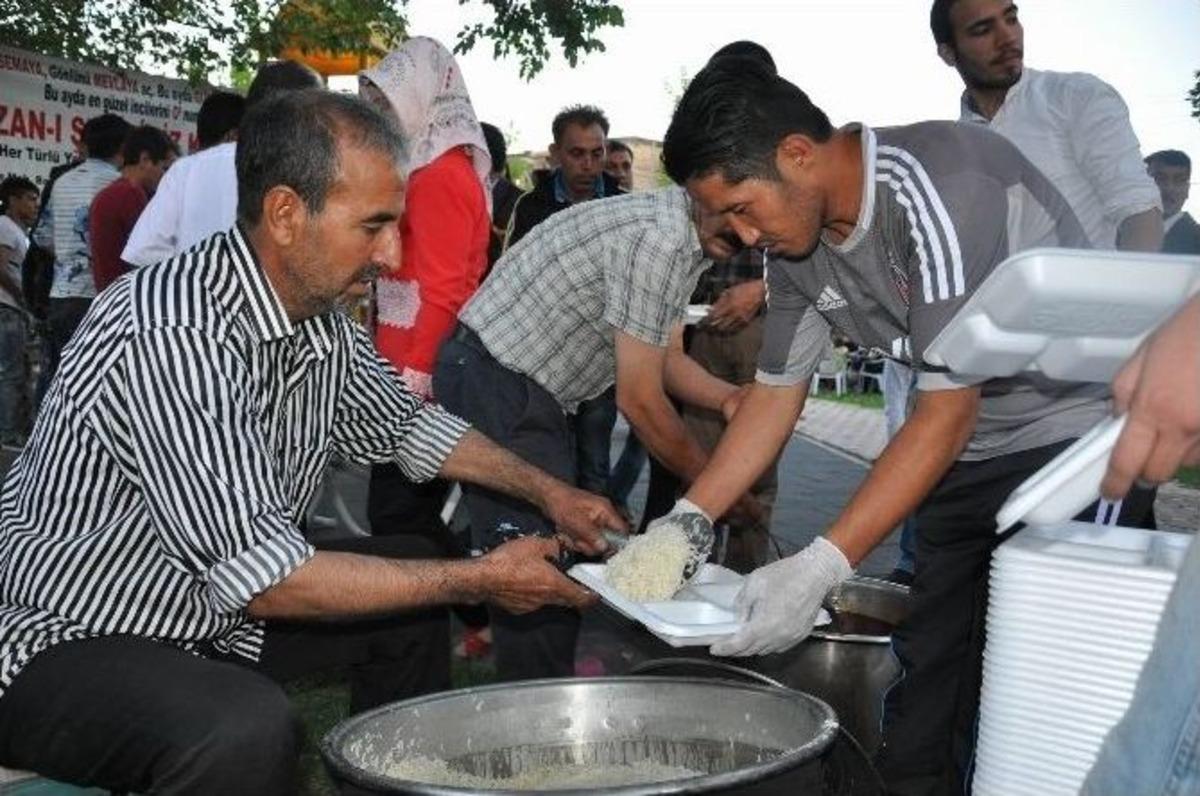 M&uuml;lteciler İftar Sofrasında Buluştu