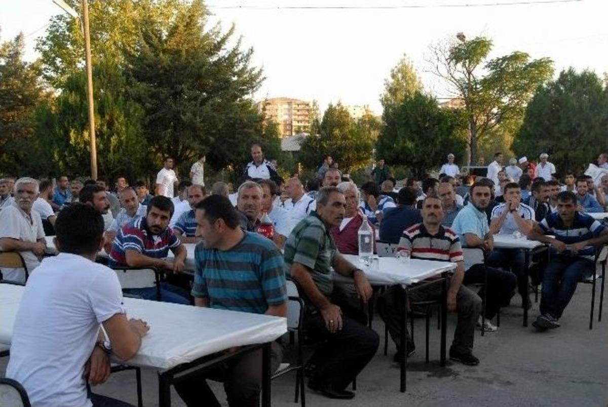 Diyarbakır'da H&uuml;k&uuml;ml&uuml;lere İftar Verildi
