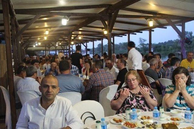 Ekşioğlu Ailesi Sakarya'da İftarda Buluştu