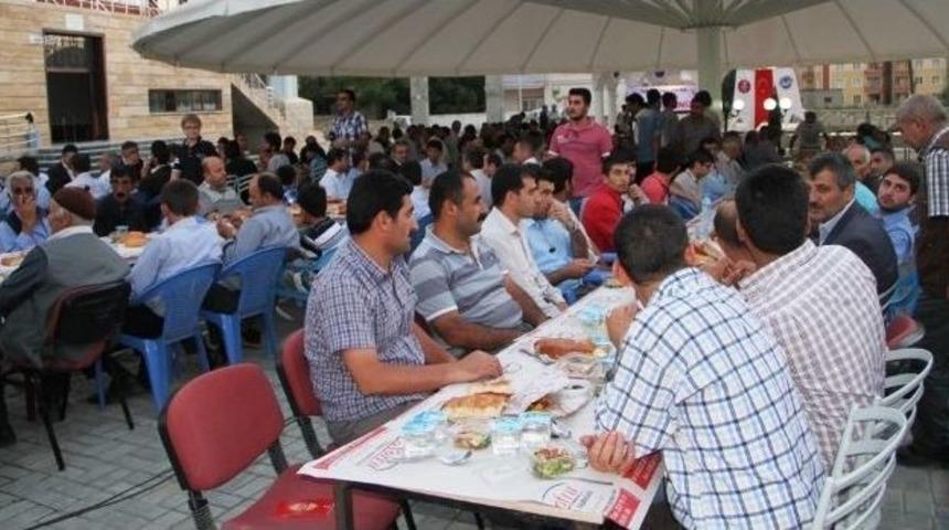 T&uuml;rk Diyanet Vakfı&rsquo;ndan İftar Sofrası