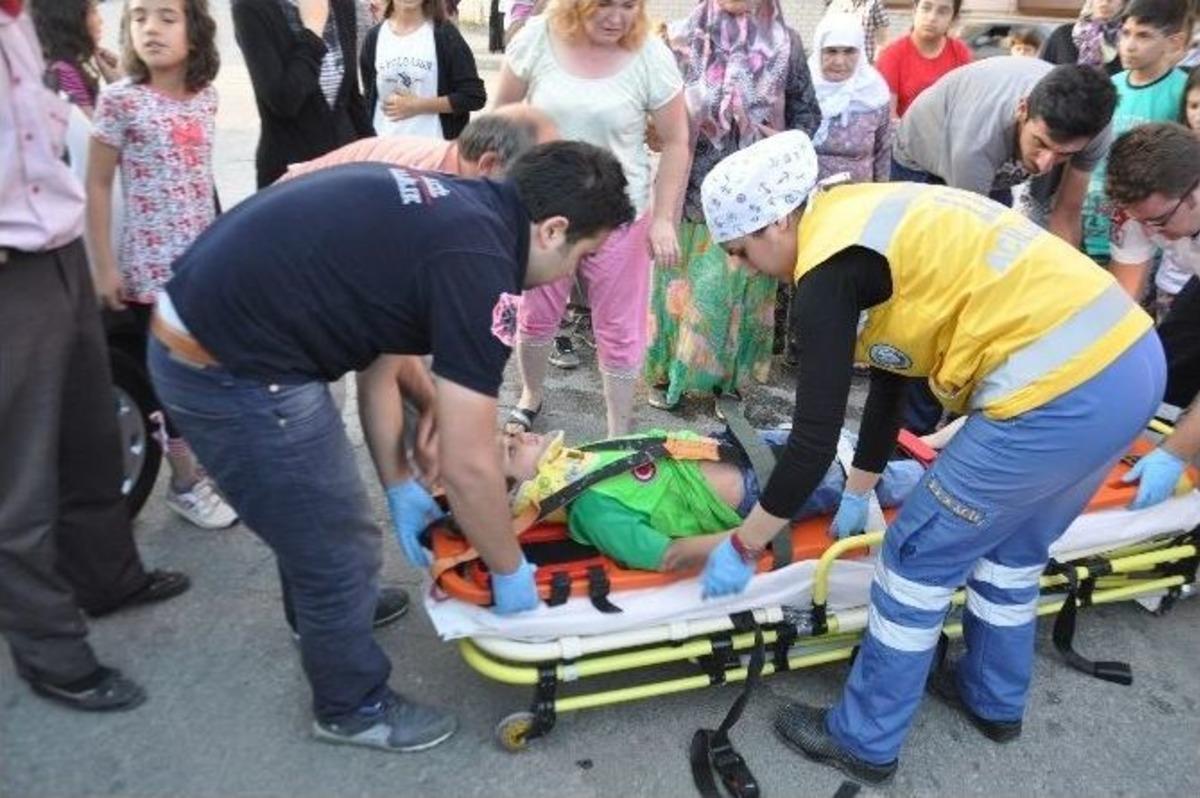 Bisikletli İki &Ccedil;ocuğa Otomobil &Ccedil;arptı