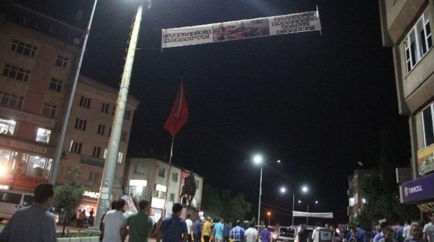 Hakkari Caddelerinde Kobani Ve Rojava Afişleri