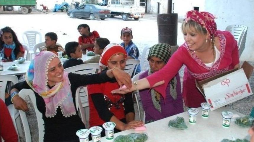 Tarlada &Ccedil;alışan Kadınlara Sabun Dağıtıldı