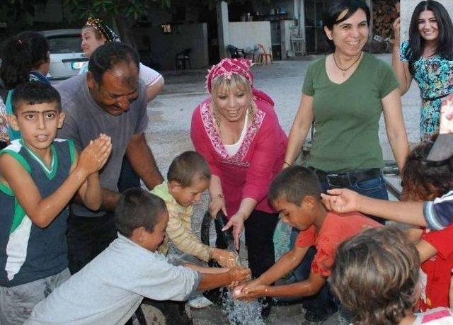 Tarlada Çalışan Kadınlara Sabun Dağıtıldı