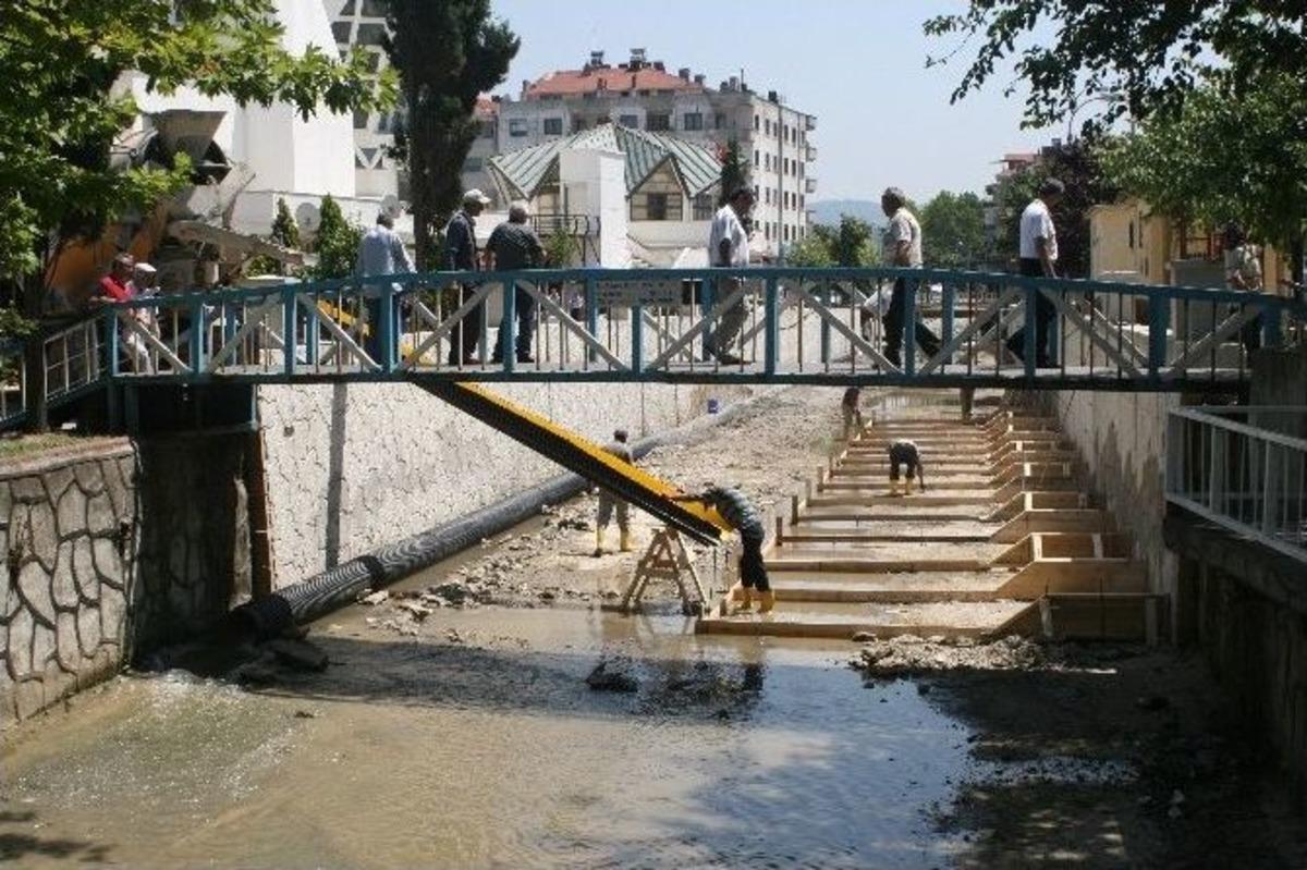 Ak&ccedil;akoca'da &Ccedil;ivi Deresinde Taban Kaplama &Ccedil;alışması Başladı