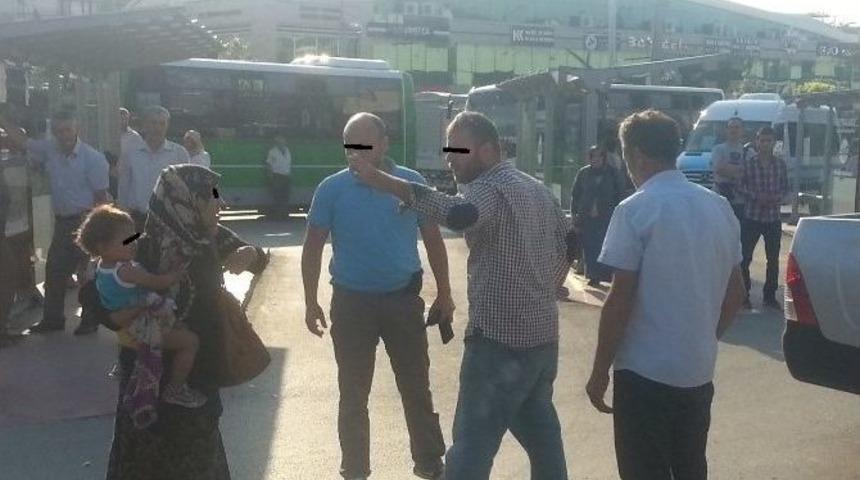 Eşini Sokak Ortasında D&ouml;vmeye Kalktı