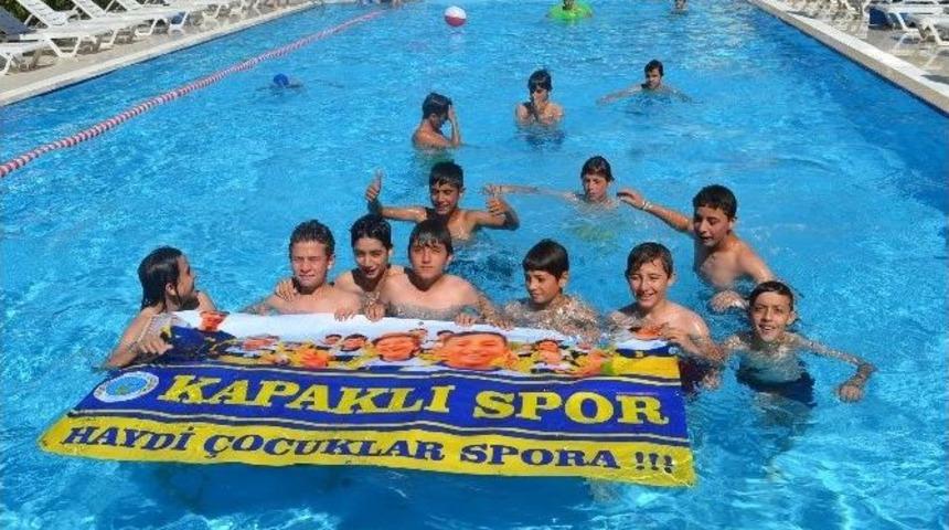 Kapaklıspor U-13 Futbol Takımı Şampiyonluğu Havuzda Kutladı