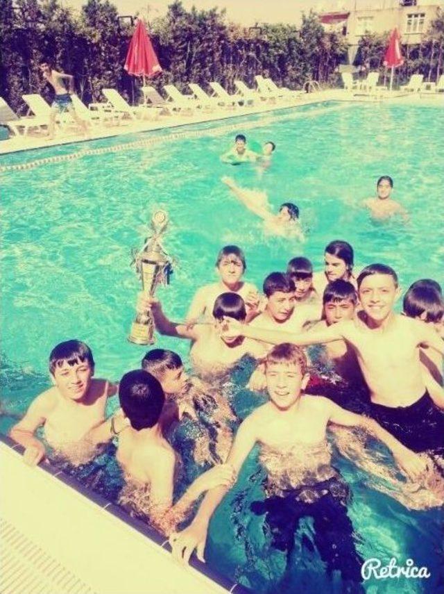 Kapaklıspor U-13 Futbol Takımı Şampiyonluğu Havuzda Kutladı 2