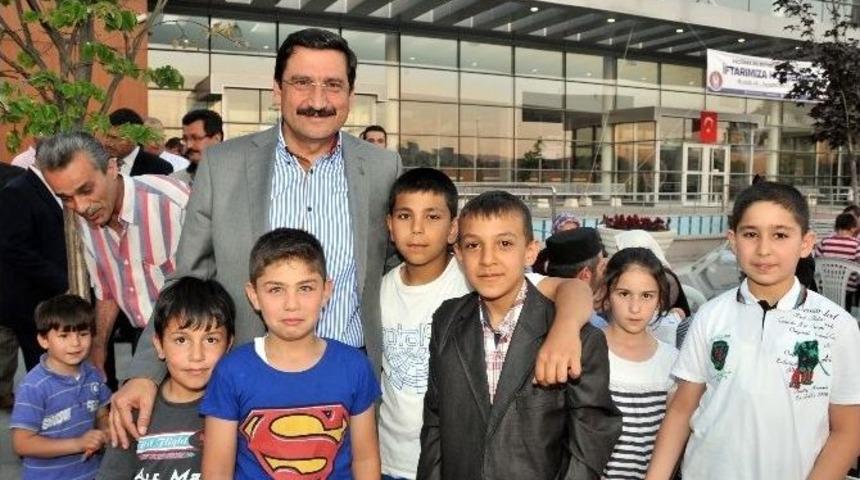Ke&ccedil;i&ouml;ren Belediyesi, Mahalle Sakinlerini İftarda Buluşturuyor