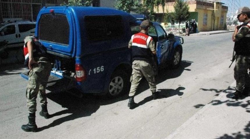 Askeri Ara&ccedil; İle Hafif Ticari Ara&ccedil; &Ccedil;arpıştı: 1 Asker Yaralı