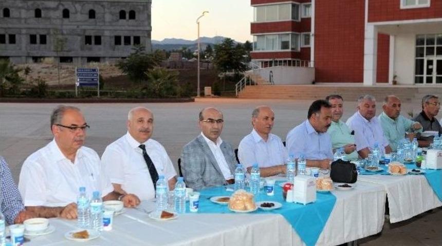 Adıyaman Protokol&uuml; &Uuml;niversitenin İftarında Bir Araya Geldi