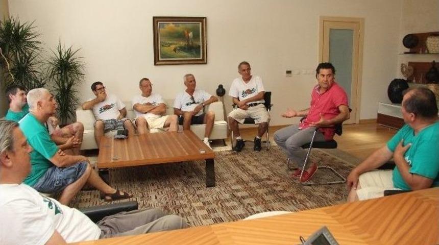 Kazandıkları &Ouml;d&uuml;l&uuml; Başkan Kocadon&rsquo;a Hediye Ettiler