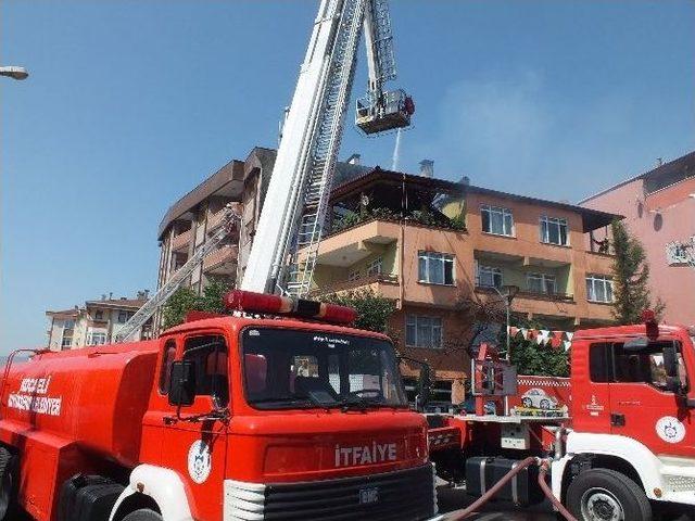 Kocaeli’de Çatı Yangını Korkuttu