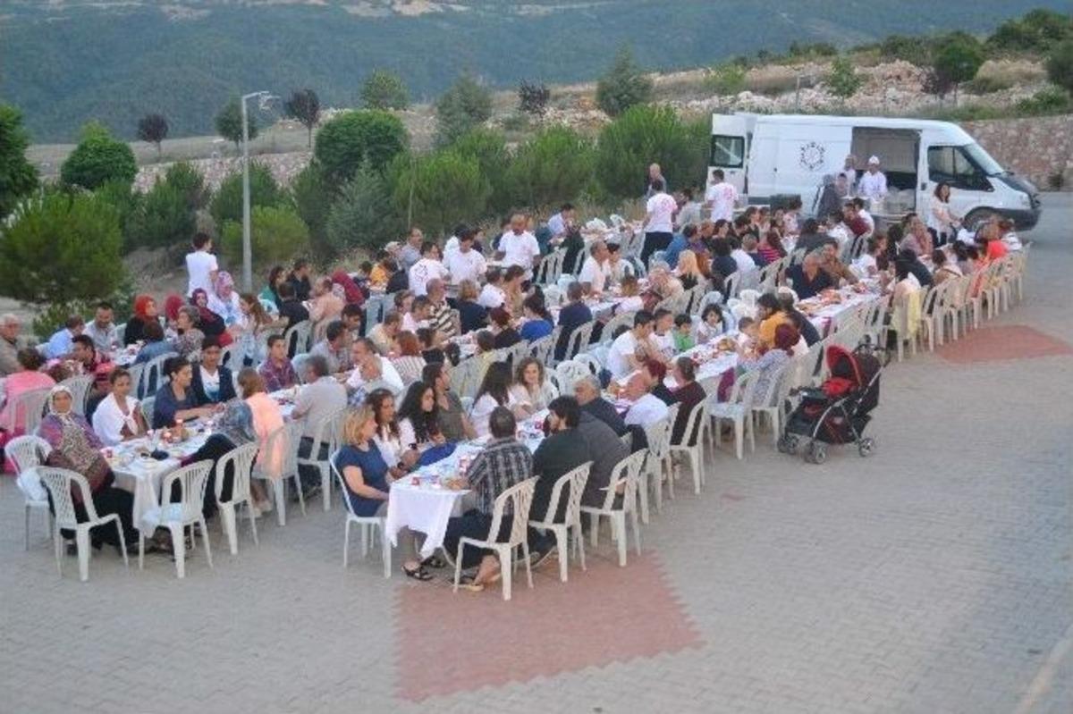 Bilecik&rsquo;te Nil&uuml;fer Sitesi Sakinlerinden İftar Yemeği