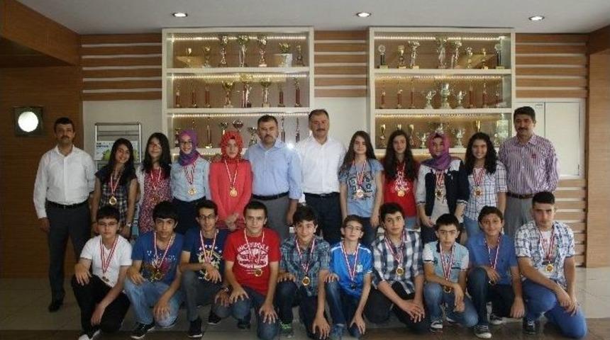 Kılı&ccedil;aslan Eğitim Kurumları Teog Şampiyonlarını &Ouml;d&uuml;llendirdi