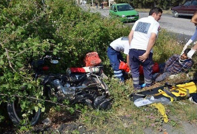 Otomobille Motosiklet Çarpıştı : 2 Yaralı