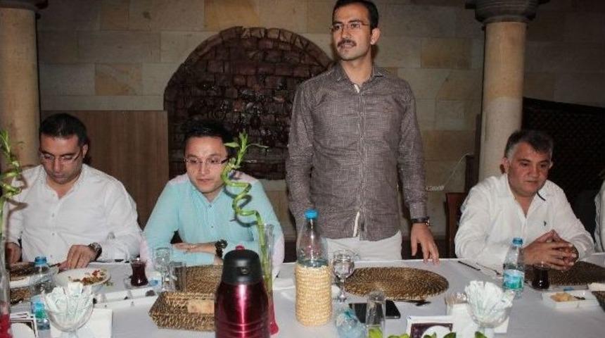 Ak Parti Y&ouml;netimi Gazeteciler İle İftarda Bir Araya Geldi