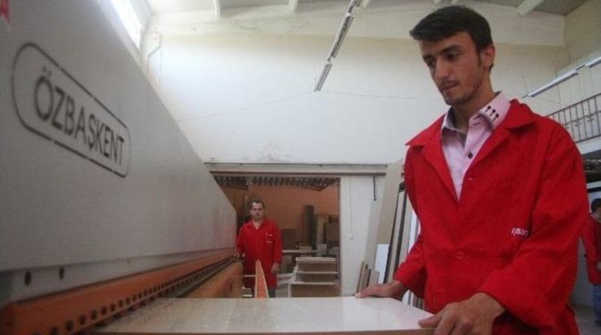 (&ouml;zel Haber) Bu &Uuml;niversite Kendi Mobilyasını Kendi &Uuml;retiyor