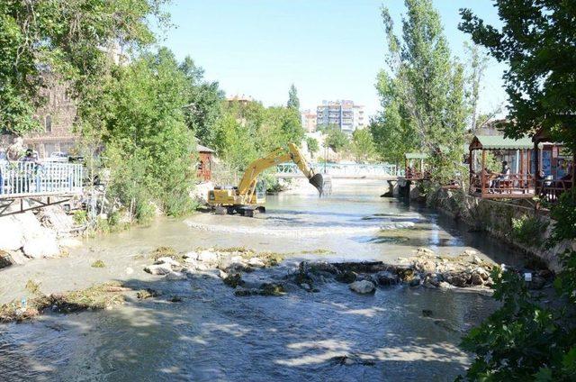 Darende Belediyesinden Tohma Çayı'nda Düzenleme Çalışması