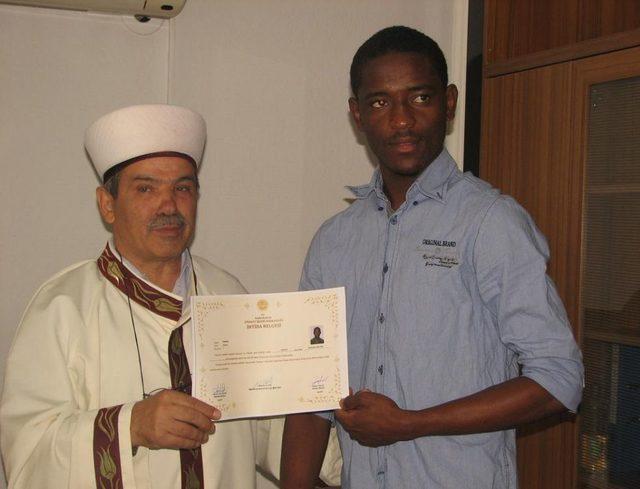 Francis, M&uuml;sl&uuml;man Olunca İhsan Ismini Se&ccedil;ti 1