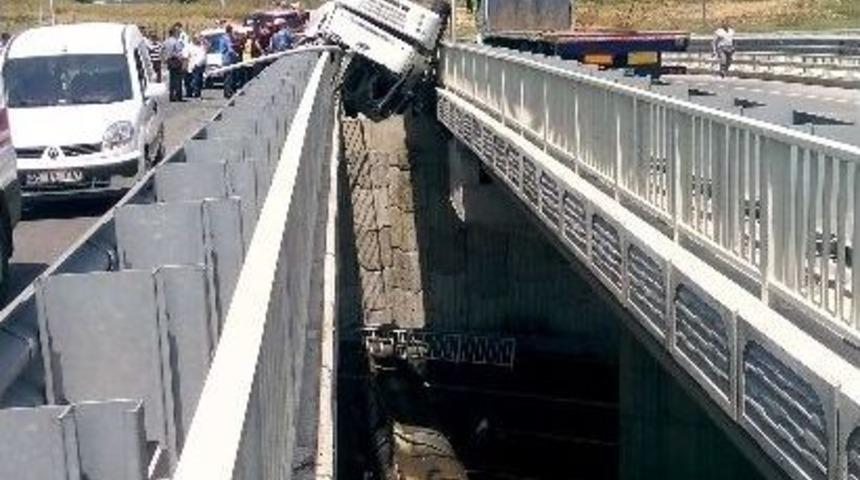 Kocaeli'nde Tır Devrildi: 1 &Ouml;l&uuml;