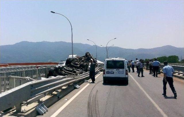 Kocaeli'nde Tır Devrildi: 1 Ölü