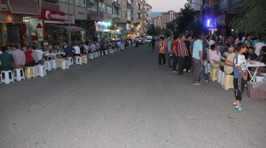 Esentepe Gen&ccedil;lerinde Mahallede İftar Sofrası
