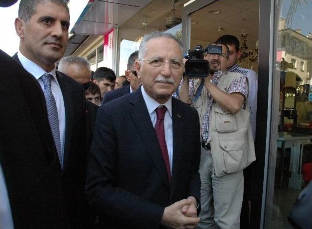 İhsanoğlu: "cami Kapısında Siyaset Olmaz"