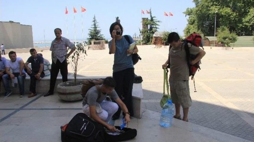 Valilik &Ouml;n&uuml;nde İncil Dağıtımına Polis Engeli