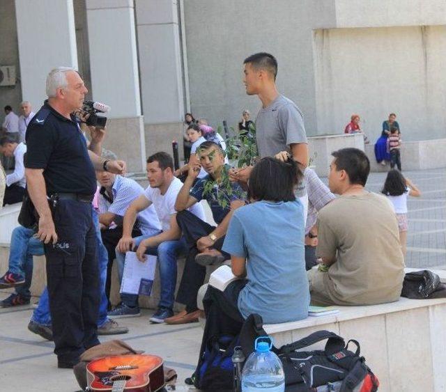 Valilik Önünde İncil Dağıtımına Polis Engeli