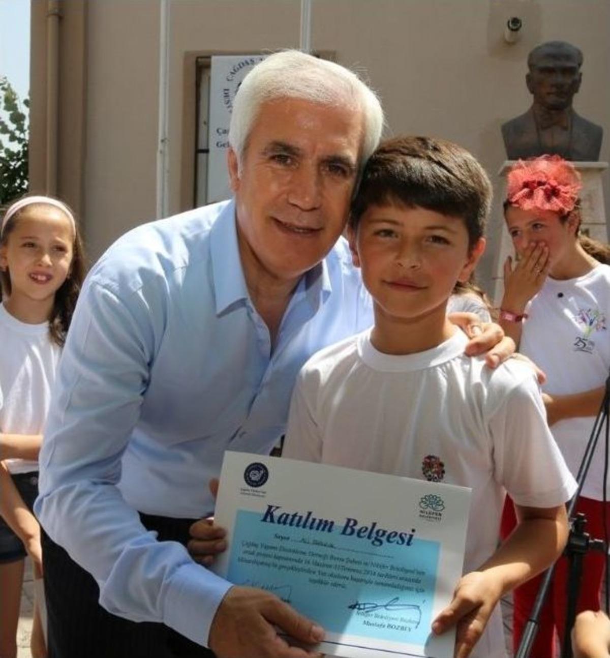 Kursu Başarı İle Tamamlayan &Ccedil;ocukların Sertifika Sevinci